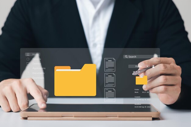 Concepto de sistema de gestión de documentos hombre de negocios que mantiene carpetas e íconos de documentos software de búsqueda y gestión de archivos base de datos de documentos en línea para un archivo eficiente y datos de la empresa