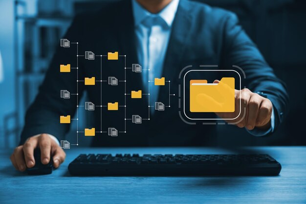 Concepto de sistema de gestión de documentos hombre de negocios que tiene carpetas y software de iconos de documentos que busca y administra archivos en la base de datos de documentos en línea para un archivo eficiente y datos de la empresa