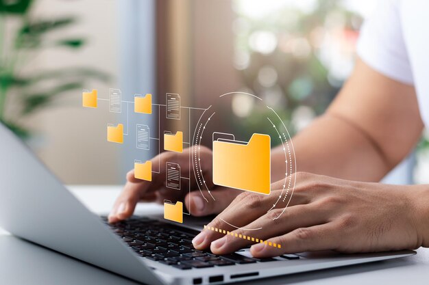 Concepto de sistema de gestión de documentos hombre de negocios que tiene carpetas y software de iconos de documentos que busca y administra archivos en la base de datos de documentos en línea para un archivo eficiente y datos de la empresa