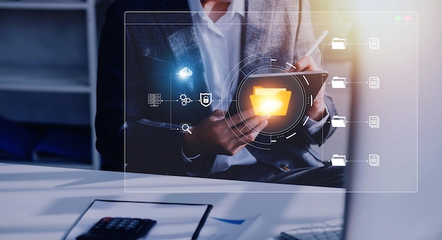 Concepto de sistema de gestión de documentos hombre de negocios que tiene carpetas y software de iconos de documentos que busca y administra archivos en la base de datos de documentos en línea para un archivo eficiente y datos de la empresa