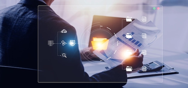 Concepto de sistema de gestión de documentos hombre de negocios que tiene carpetas y software de iconos de documentos que busca y administra archivos en la base de datos de documentos en línea para un archivo eficiente y datos de la empresa