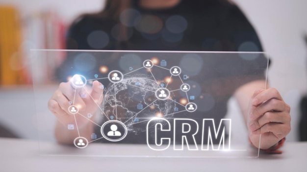 El concepto de sistema de gestión de relaciones con el cliente (CRM) para el marketing de ventas empresariales se presenta en una interfaz gráfica futurista de aplicación de servicio para apoyar el análisis de la base de datos de CRM