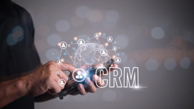 El concepto de sistema de gestión de relaciones con el cliente (CRM) para el marketing de ventas empresariales se presenta en una interfaz gráfica futurista de aplicación de servicio para apoyar el análisis de la base de datos de CRM