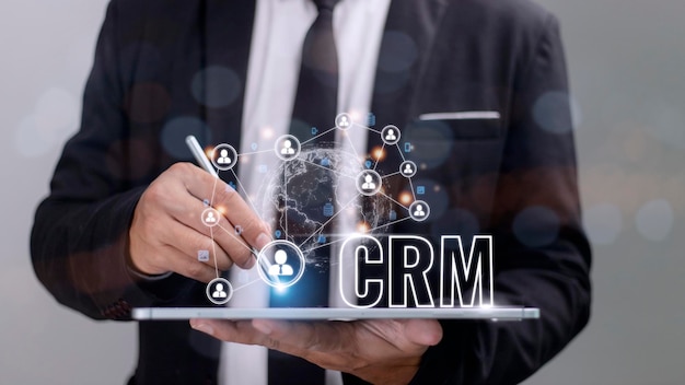 El concepto de sistema de gestión de relaciones con el cliente (CRM) para el marketing de ventas empresariales se presenta en una interfaz gráfica futurista de aplicación de servicio para apoyar el análisis de la base de datos de CRM