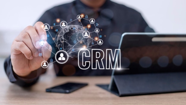 El concepto de sistema de gestión de relaciones con el cliente (CRM) para el marketing de ventas empresariales se presenta en una interfaz gráfica futurista de aplicación de servicio para apoyar el análisis de la base de datos de CRM