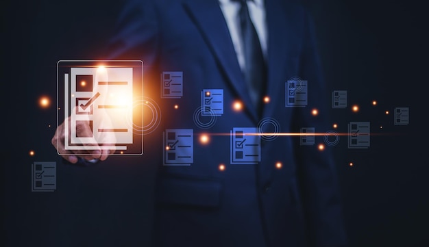 Concepto de sistema de información de gestión de documentos Empresario que usa Internet de pantalla visual para el sistema de información de gestión de documentos y el directorio de datos del programa ERP en la gestión de documentos ERP de la empresa