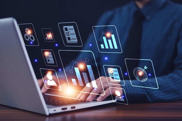 Concepto de sistema de información de gestión de documentos Empresario que usa Internet de pantalla visual para el sistema de información de gestión de documentos y el directorio de datos del programa ERP en la gestión de documentos ERP de la empresa