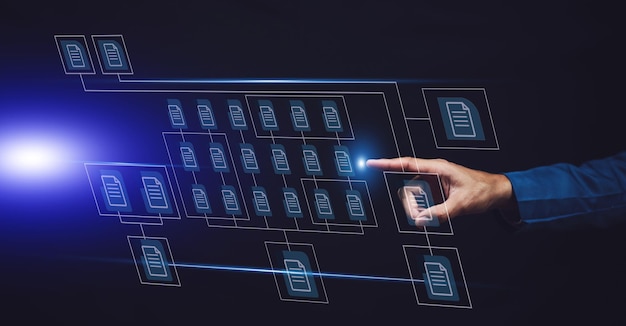 Concepto de sistema de información de gestión de documentos Empresario que utiliza la gestión de documentos de pantalla visual