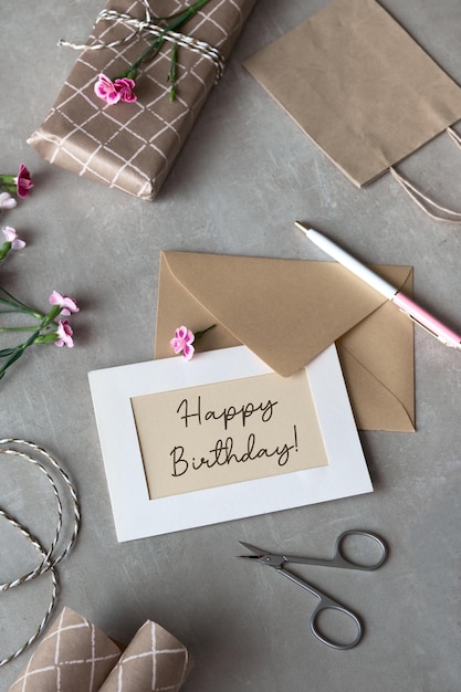 Concepto de sobre y tarjeta de felicitación hecha a sí misma con flores de clavel frescas