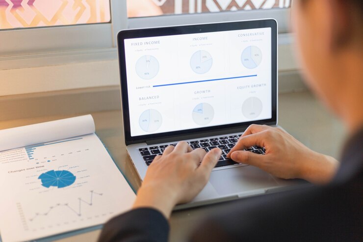 Foto concepto de socios comerciales un joven empresario usando una computadora portátil revisando el resumen anual de ventas.