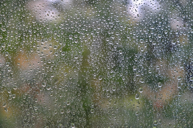 el concepto de la soledad reflejo melancólico gotas de lluvia en la ventana