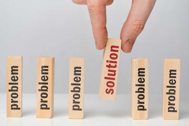 Foto concepto de solución de problemas: la mano sostiene un bloque de madera con la inscripción.