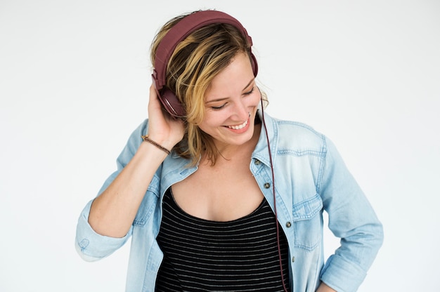 Concepto sonriente de los auriculares de la música de la felicidad de la mujer