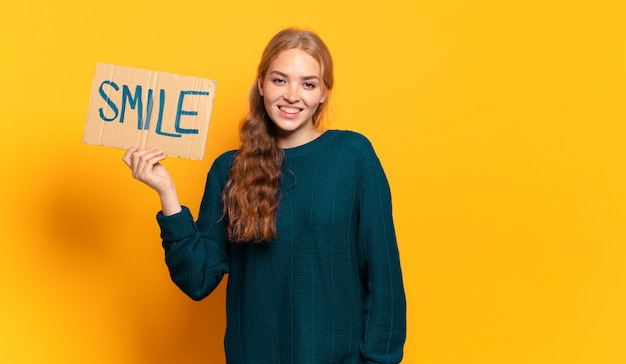 concepto de sonrisa joven mujer rubia