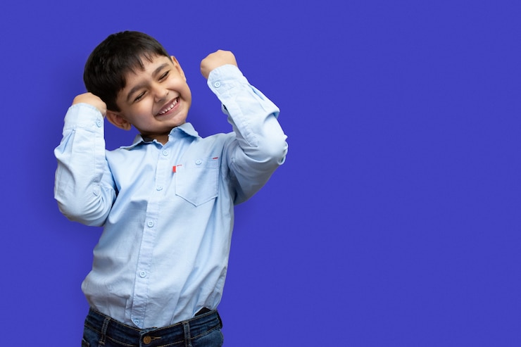 Foto concepto de sorpresa, emoción y fascinación. niño asiático paquistaní sorprendido con asombrosas noticias inesperadas, habiendo asombrado mirada