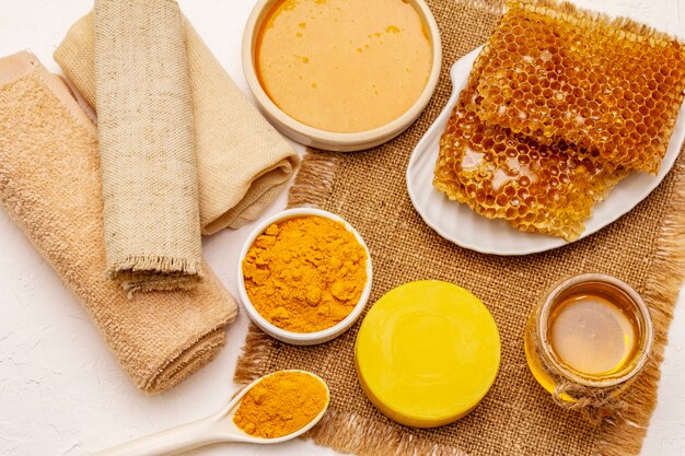 Concepto de spa. Autocuidado con miel y cúrcuma. Cosmética orgánica natural, producto casero, estilo de vida alternativo.