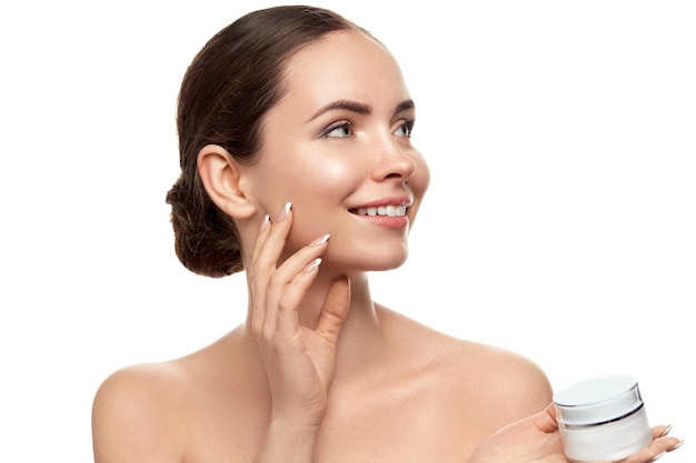 Concepto de spa de belleza Mujer que aplica crema cosmética Belleza Cara Cuidado corporal Cuidado de la piel Dermatología