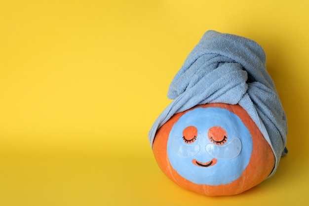 Concepto de spa con calabaza sobre fondo amarillo