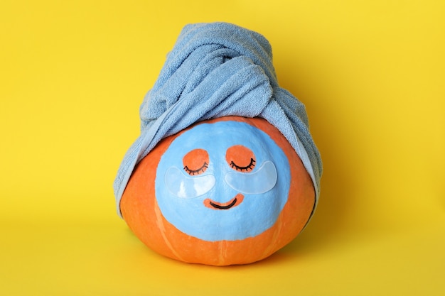 Concepto de spa con calabaza sobre fondo amarillo