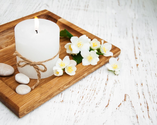 Concepto de spa con flores de jazmín.