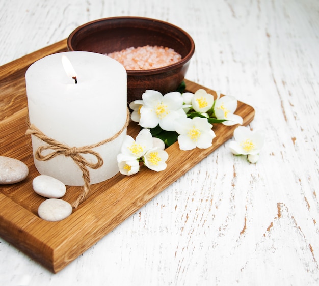 Concepto de spa con flores de jazmín.