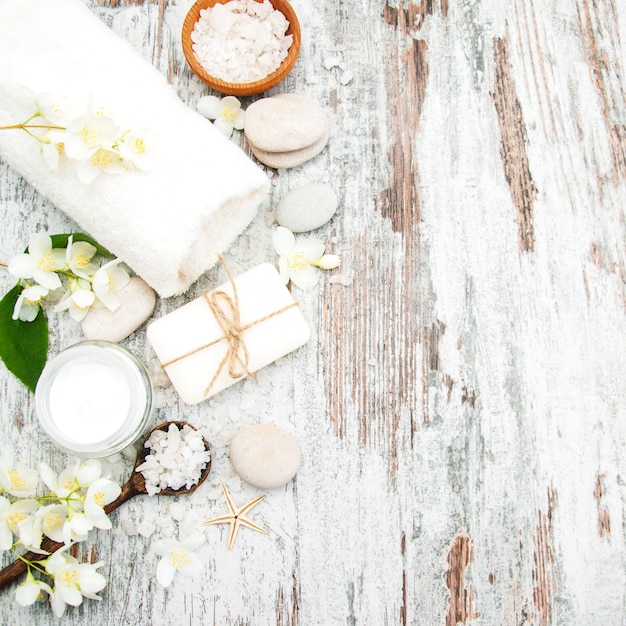 Concepto de spa con flores de jazmín.