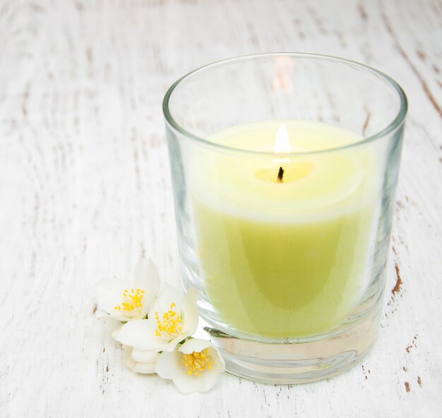 Concepto de spa con flores de jazmín.