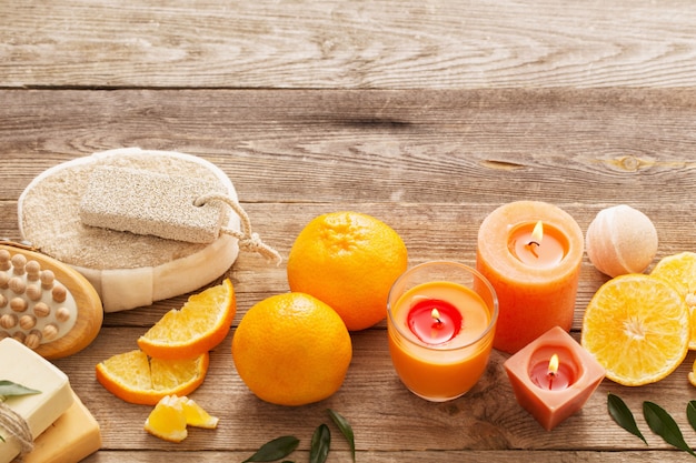 Concepto de spa con frutas naranjas sobre fondo de madera vieja