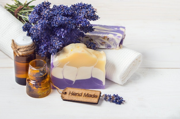 Foto concepto de spa jabón de lavanda natural con sabor y aceite hecho a mano con un montón de lavanda fresca cosmética natural para el cuidado del cuerpo