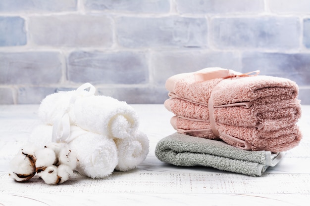 Concepto de SPA o bienestar con toallas de algodón, jabón y sal marina.