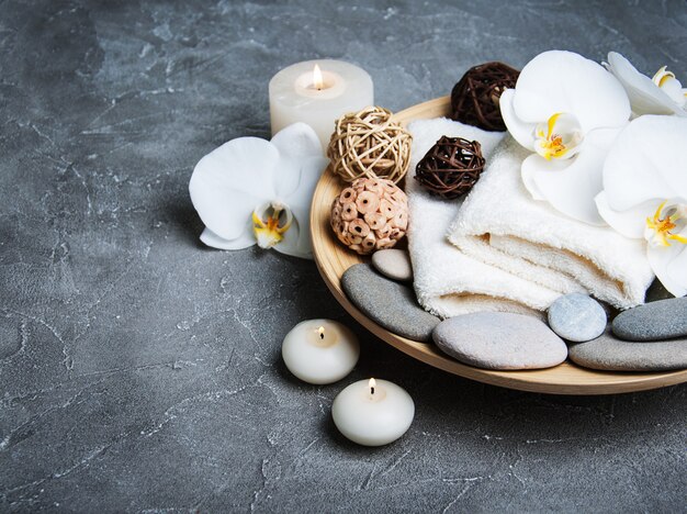 Concepto de spa con orquídeas blancas