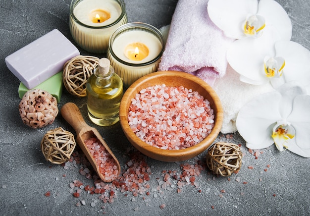 Concepto de spa con orquídeas blancas