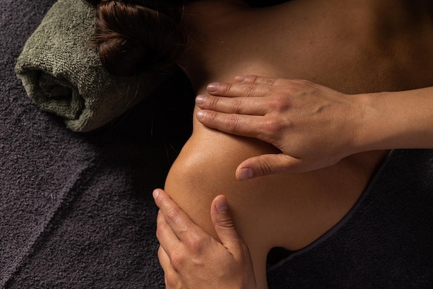 Concepto de spa relax y autocuidado con hermosa mujer joven