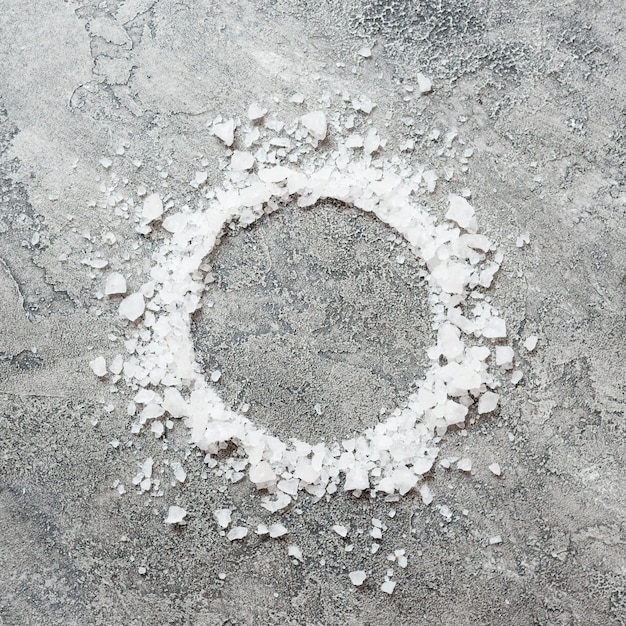 Foto concepto de spa de sal de baño minimalista en un círculo