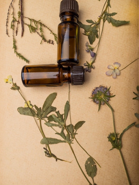 Foto concepto de spa de salud y belleza de bodegones aceite de flores secas en un papel antiguo enfoque selectivo