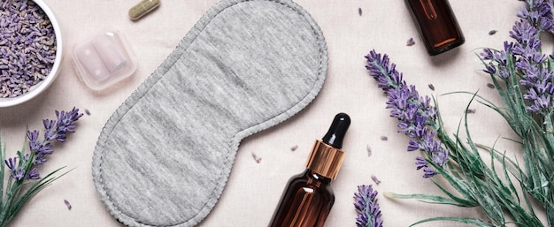 Concepto de sueño nocturno saludable Mascarilla para dormir y productos de lavanda para un sueño saludable en pancarta textil