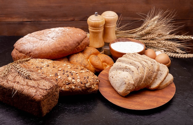 Concepto de supermercado de alimentos de compras. Pan elaborado con harina de trigo y centeno