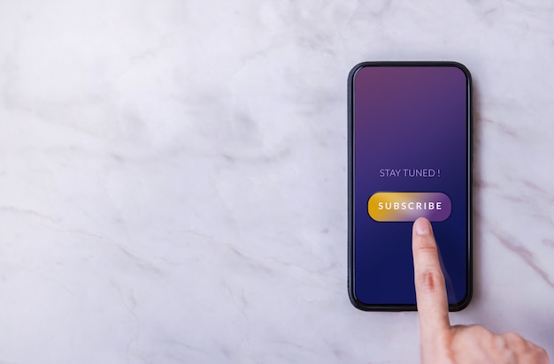 Foto concepto de suscripción y marketing digital. vista superior de la persona que usa un teléfono inteligente para suscribirse