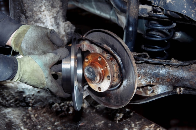 concepto de sustitución del viejo desmantelamiento del coche de buje y cojinete de rueda oxidado