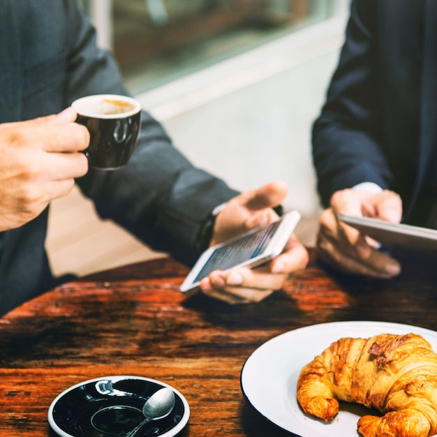 Concepto de tableta de reunión de hombres de negocios