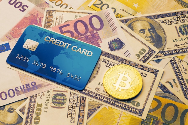 Concepto de tarjeta bancaria bitcoin sobre un fondo de dinero