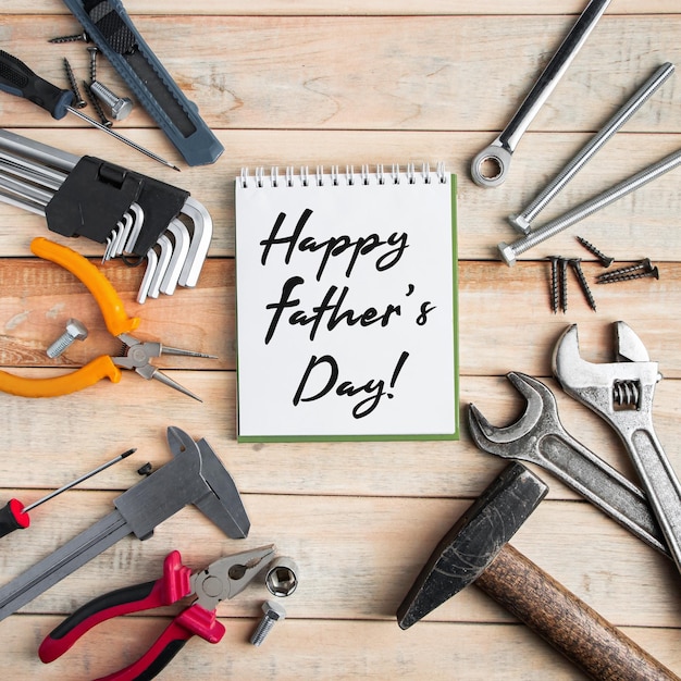 Foto concepto de tarjeta de felicitación internacional del día del padre conjunto de herramientas de construcción en un fondo de madera