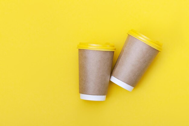 Concepto de taza de café por la mañana. Café para ir de fondo amarillo.