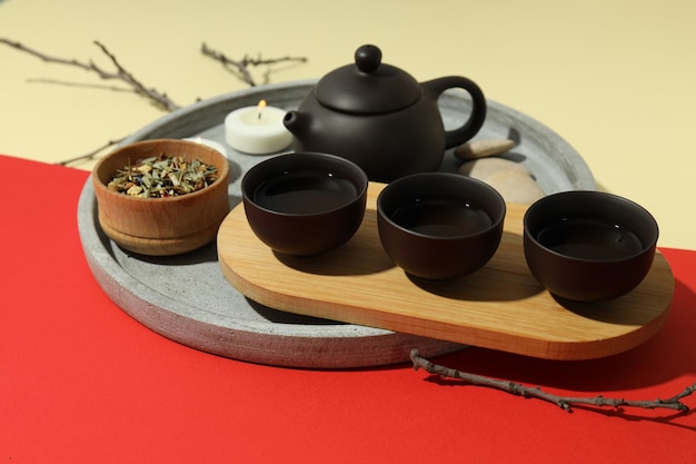 Concepto de té asiático platos tradicionales en fondo rojo