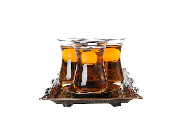 Concepto de té de bebida caliente tradicional turca aislado sobre fondo blanco