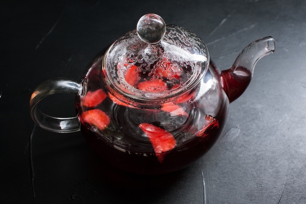 Concepto de té de frutas orgánicas helalthy de tetera de vidrio
