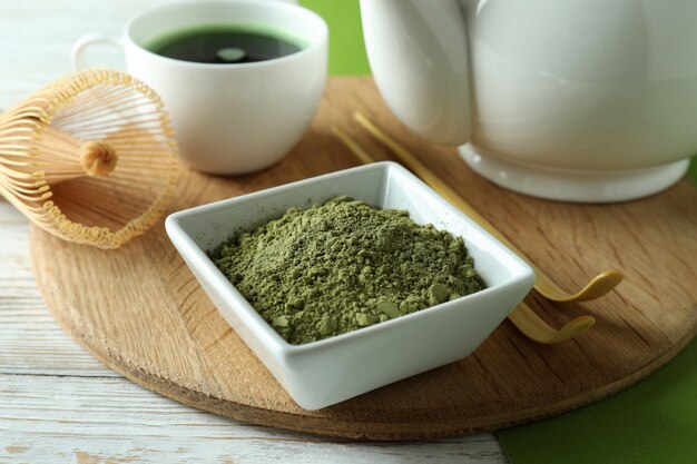 Concepto de té japonés con matcha en mesa de madera blanca