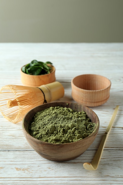 Concepto de té japonés con matcha en mesa de madera blanca