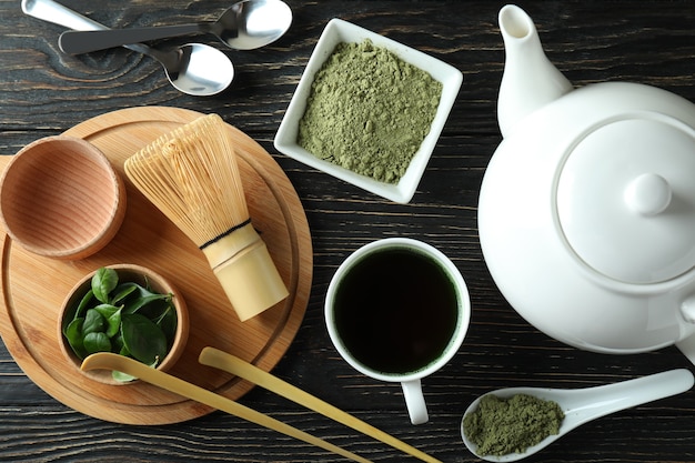Concepto de té japonés con matcha en mesa de madera