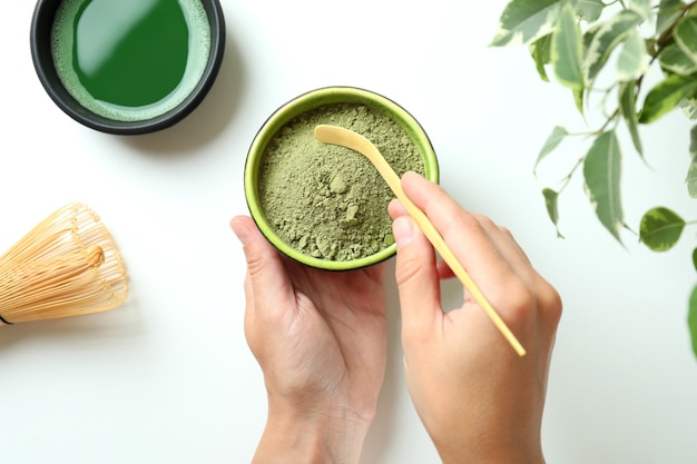 Foto concepto de té japonés con matcha sobre fondo blanco.